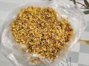 楼下桂花树上采摘的新鲜的桂花。（选择刚刚开放两三天的桂花）去掉桂花的蒂和里面的杂物！