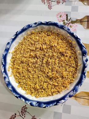 桂花放入容器中，放入一勺盐，加入适量的清水浸泡10分钟左右，这样可以起到消毒和去涩的作用！