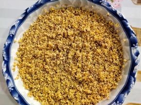桂花放入容器中，放入一勺盐，加入适量的清水浸泡10分钟左右，这样可以起到消毒和去涩的作用！