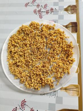 薄薄一层平铺在纱布上，放在通风处风干！