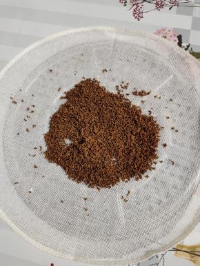 千万记得只能放在通风处自然风干，不能在太阳下暴晒，要不然桂花会变黑哦！