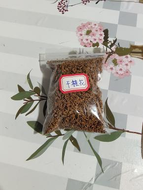 风干后装在保鲜袋里，密封好，放在冰箱冷冻保存，可以保存一年以上哦！