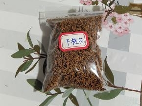 风干后装在保鲜袋里，密封好，放在冰箱冷冻保存，可以保存一年以上哦！