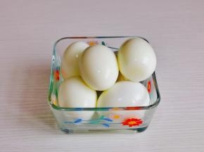鸡蛋煮熟过冷水剥皮，竖着划几刀。