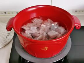 排骨冷水下锅焯水。