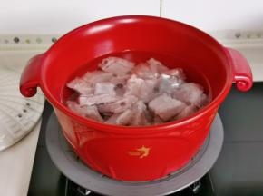 排骨冷水下锅焯水。