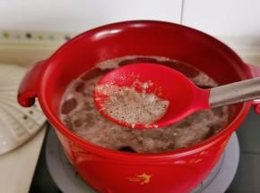 烧开后撇出浮沫，煮2分钟捞出冲洗干净。