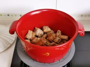 加入排骨翻炒。