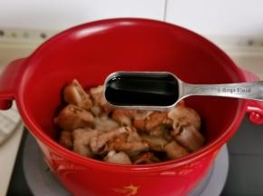 加入红烧酱油。