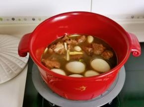 加入葱姜蒜，熟鸡蛋，水量没过食材为佳。