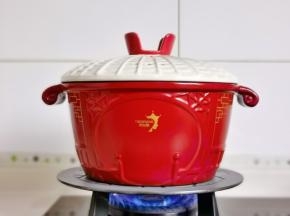 盖上盖子烧开后小火炖35分钟。