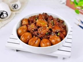 盛出装盘撒葱花，芝麻。