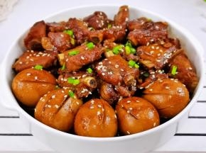 鸡蛋吸收了排骨的汤汁好吃极了。