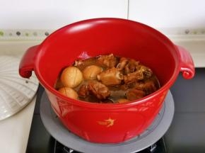 排骨炖烂后加盐大火收汁，留点汤汁更好吃。