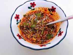 放入香菜段拌匀