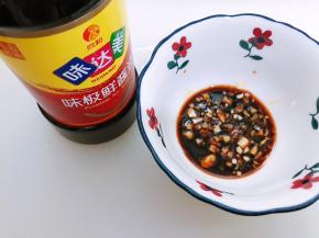 我们再来调个料汁，碗里加入蒜末和酱油