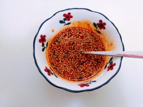 加入米醋，白糖，红油辣椒，花椒油和2勺清水