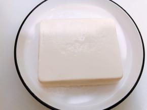 内脂豆腐撕开包装摆入盘子里