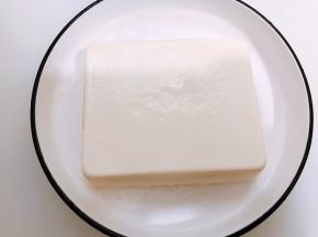 内脂豆腐撕开包装摆入盘子里