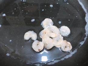 把虾仁放入锅里焯熟备用