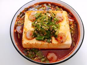 把虾仁摆在豆腐上，轻轻倒入调好的料汁即可