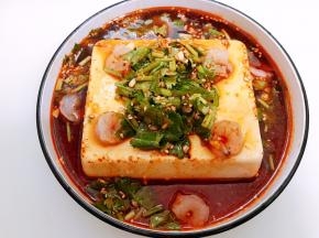 把虾仁摆在豆腐上，轻轻倒入调好的料汁即可