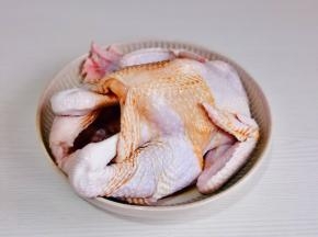 淋上料酒，生抽涂抹均匀。