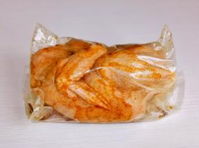放入食品袋中，冰箱冷藏腌制6小时。