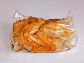 放入食品袋中，冰箱冷藏腌制6小时。