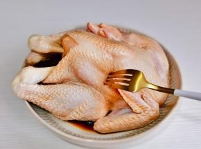 用食品叉出不规则的孔，便于腌制入味。