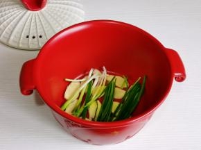 砂锅中刷油，摆姜片，葱段。