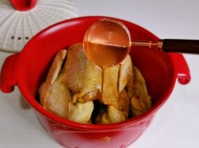 腌制的料汁倒入砂锅中。