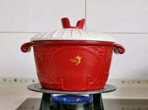 盖上盖子烧开后转小火炖35分钟。