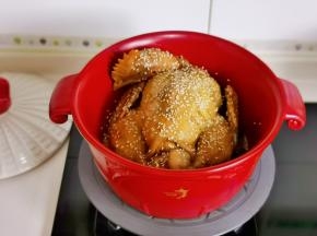 撒上熟芝麻烧开后焖15分钟。