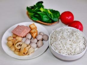 准备食材，米线我用的这种鲜米线，大家随意。