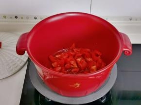 起油锅，倒入切好番茄块翻炒出汤汁。