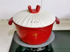 盖上盖子把食材煮熟。