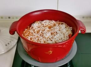 下入米线煮熟。