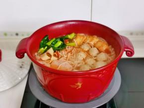按个人口味加入盐，加菜心煮1分钟关火。
