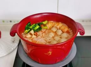 按个人口味加入盐，加菜心煮1分钟关火。