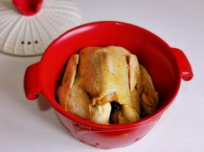 放入腌制好的鸡。