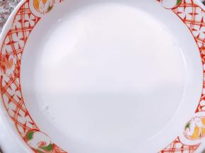 碗里加入牛奶和白糖