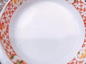 碗里加入牛奶和白糖
