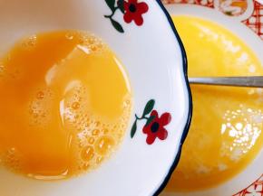 加入全蛋液拌匀