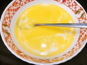 黄油加入牛奶里，隔热水融化