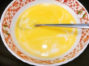 黄油加入牛奶里，隔热水融化