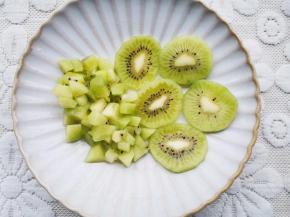 猕猴桃去皮，切5片，剩下的全部切丁。
