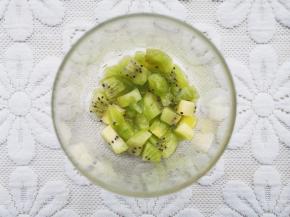 杯中放入猕猴桃丁压出汁水，