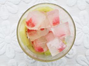 杯子周边贴上猕猴桃片，然后加入冰块，