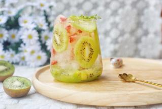 顶部再绿叶装饰，喝之前搅拌一下即可。